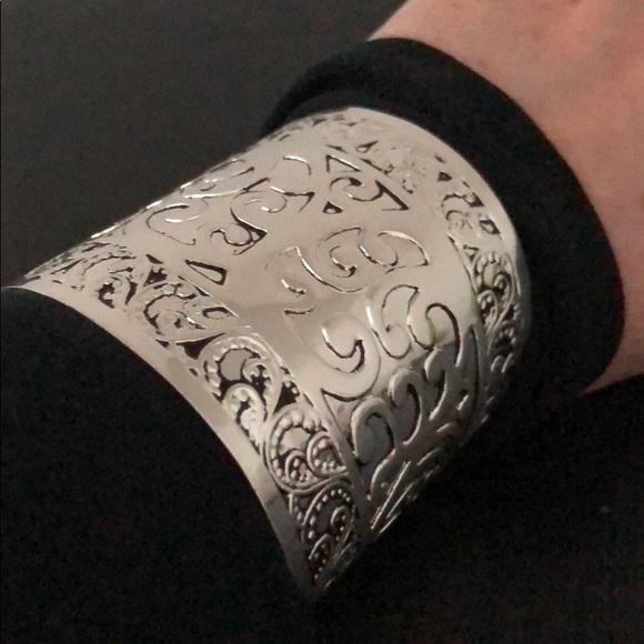 SILVER METAL CUFF BRACELET W/GORGEOUS DESIGN - Picture 10 of 13